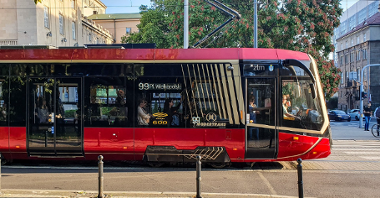 Na zdjęciu czerwony tramwaj w centrum miasta
