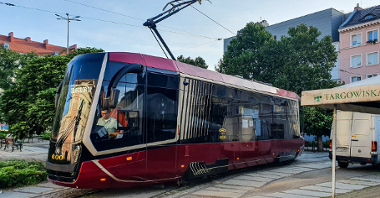 Na zdjęciu czerwony tramwaj na placu Wielkopolskim