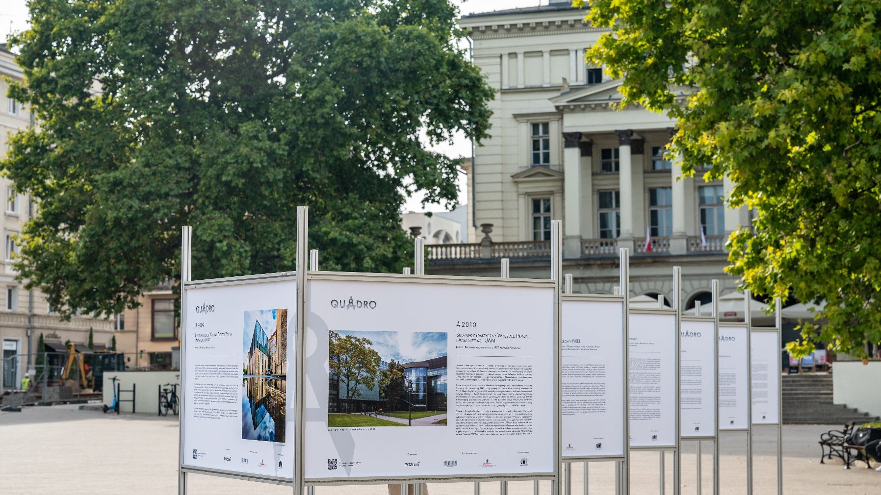 Galeria zdjęć przedstawia plansze plenerowej wystawy na pl. Wolności. - grafika artykułu
