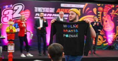 Osoba, która wylicytowała i prezentuje bluzę "Wolne Miasto Poznań"