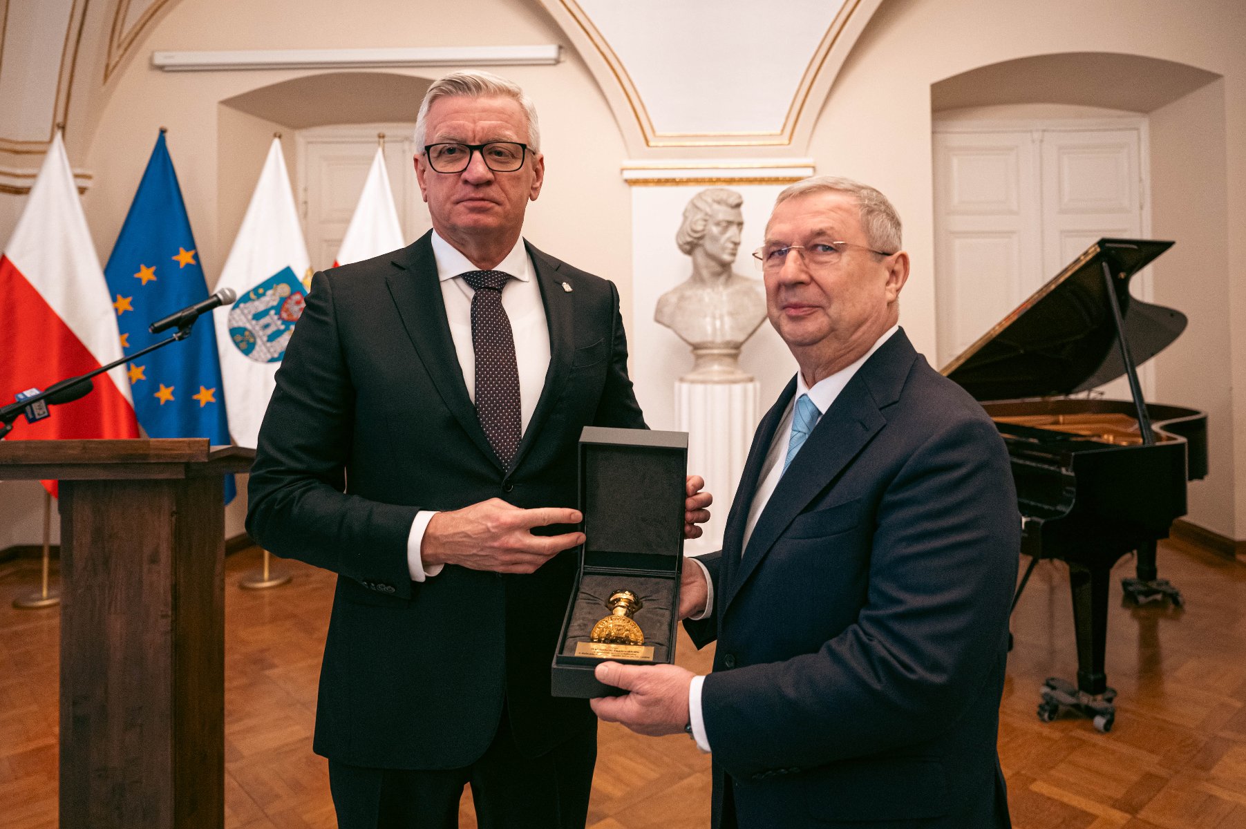 Na zdjęciu prezydent Poznania razem z laureatem, obaj trzymają w rękach Złotą Pieczęć - grafika artykułu