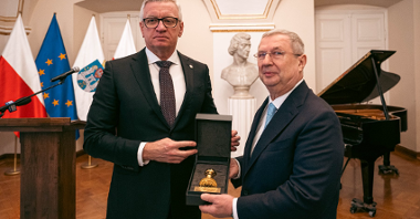 Na zdjęciu prezydent Poznania razem z laureatem, obaj trzymają w rękach Złotą Pieczęć