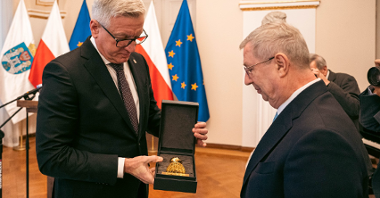 Na zdjęciu prezydent Poznania wręczający Złotą Pieczęć laureatowi wyróżnienia