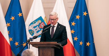 Na zdjęciu prezydent Poznania przy mównicy, czytający laudację