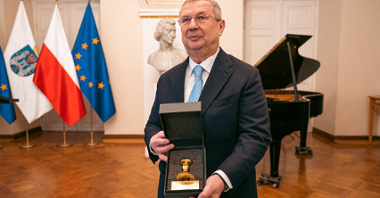 Na zdjęciu laureat trzymający w dłoniach Złotą Pieczęć