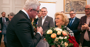 Na zdjęciu prezydent Poznania dziękujący Dorocie Pawłowskiej, trzymającej w ręku bukiet kwiatów