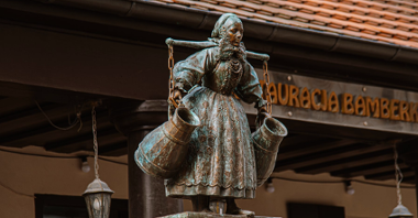 Na zdjęciu Bamberka: figurka z brązku przedstawiająca kobietę z dwoma naczyniami na wodę