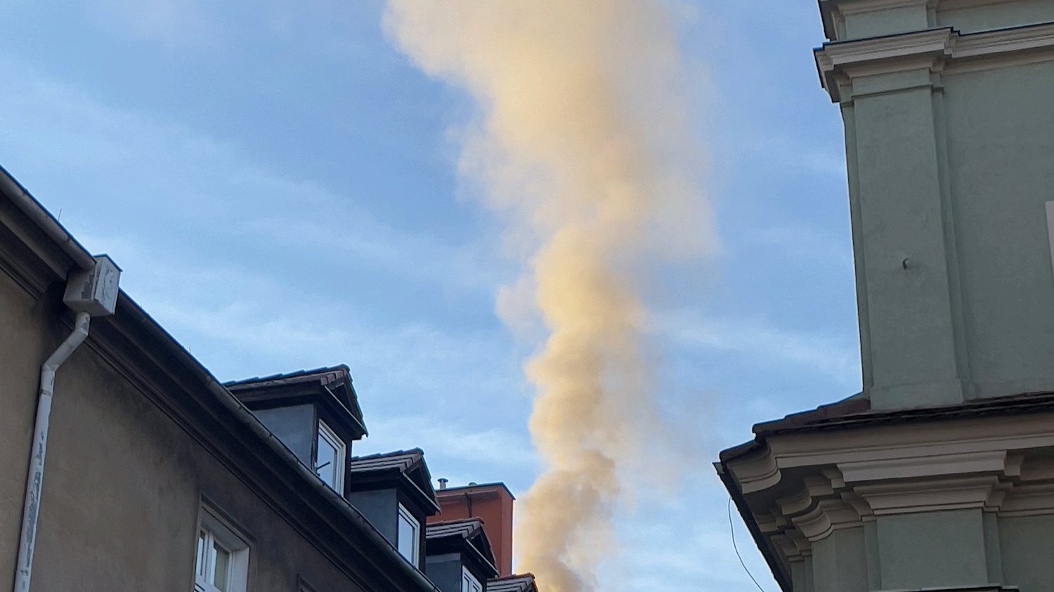 Zdjęcie przedstawia dymiący komin. - grafika artykułu