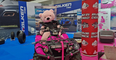 Zdjęcie różowego quada z pluszowym niedźwiedziem
