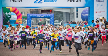 Zdjęcie przedstawia biegnące dzieci.