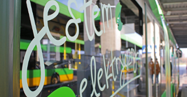 Zdjęcie szyby autobusu elektrycznego z napisem "Jestem elektryczny"