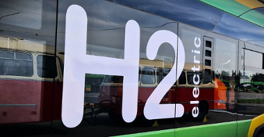 Zdjęcie szyby autobusu elektrycznego z napisem "H2 electric"