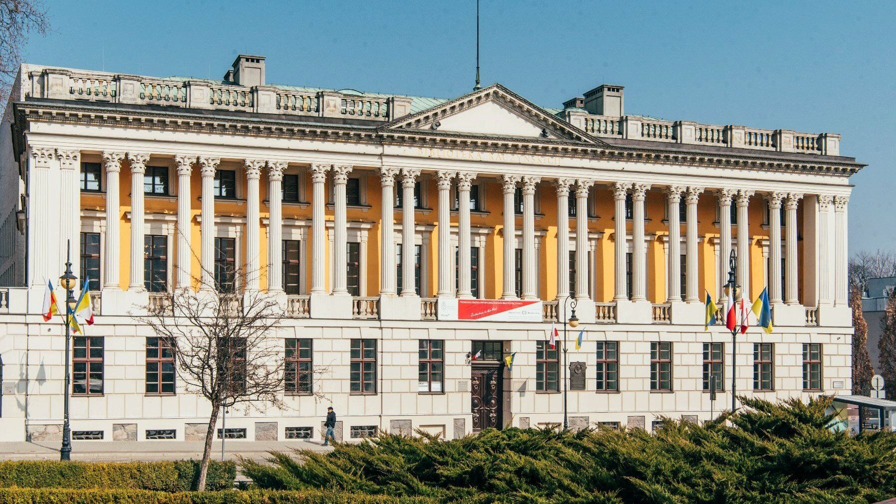 Zdjęcie przedstawia elewację głównego gmachu Biblioteki Raczyńskich przy pl. Wolności. - grafika artykułu