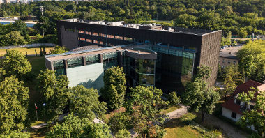 Budynek Prawa i Administracji UAM otoczony zielenią z lotu ptaka.