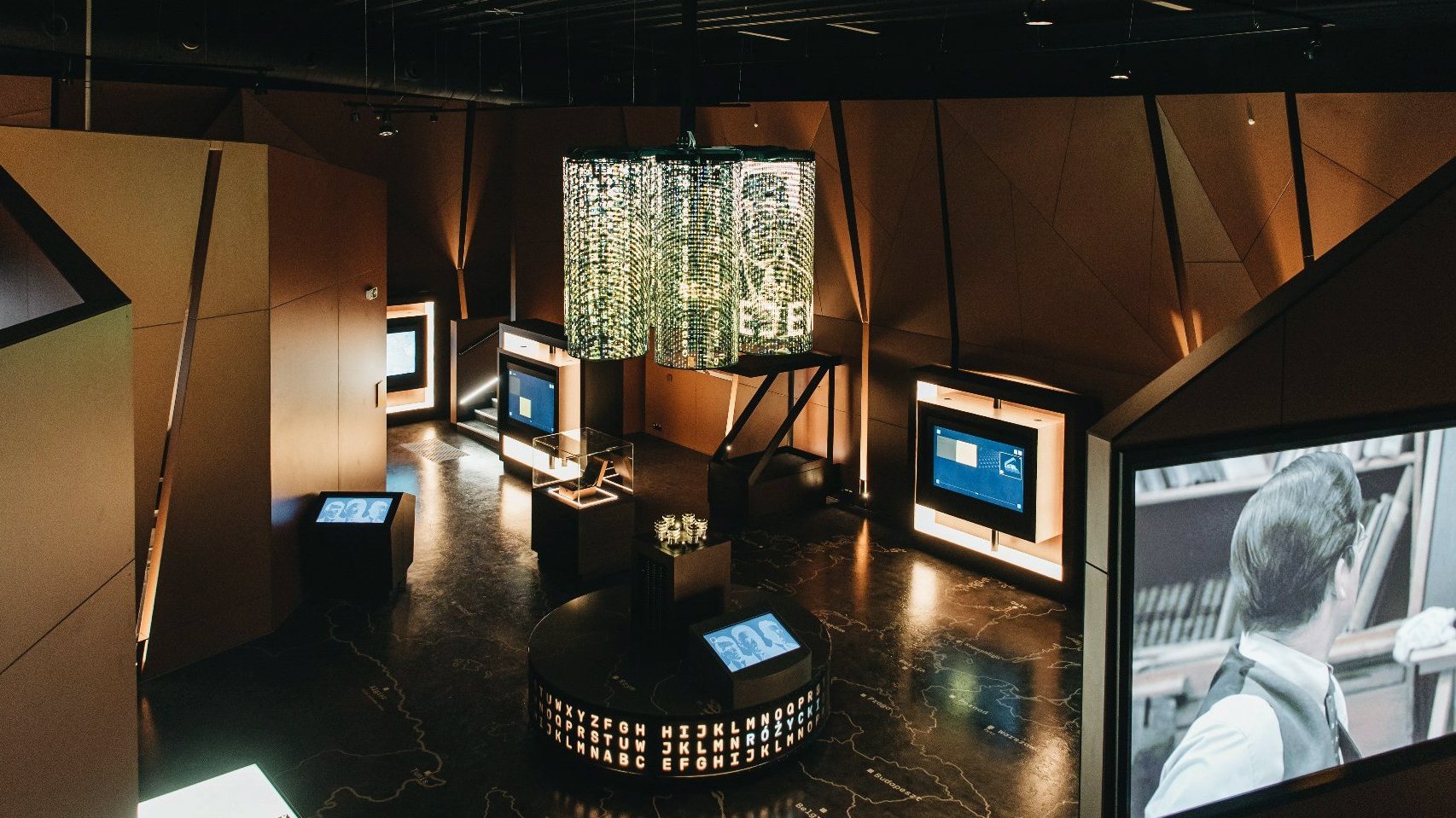 Galeria zdjęć przedstawia ekspozycję Centrum Szyfrów Enigma. - grafika artykułu