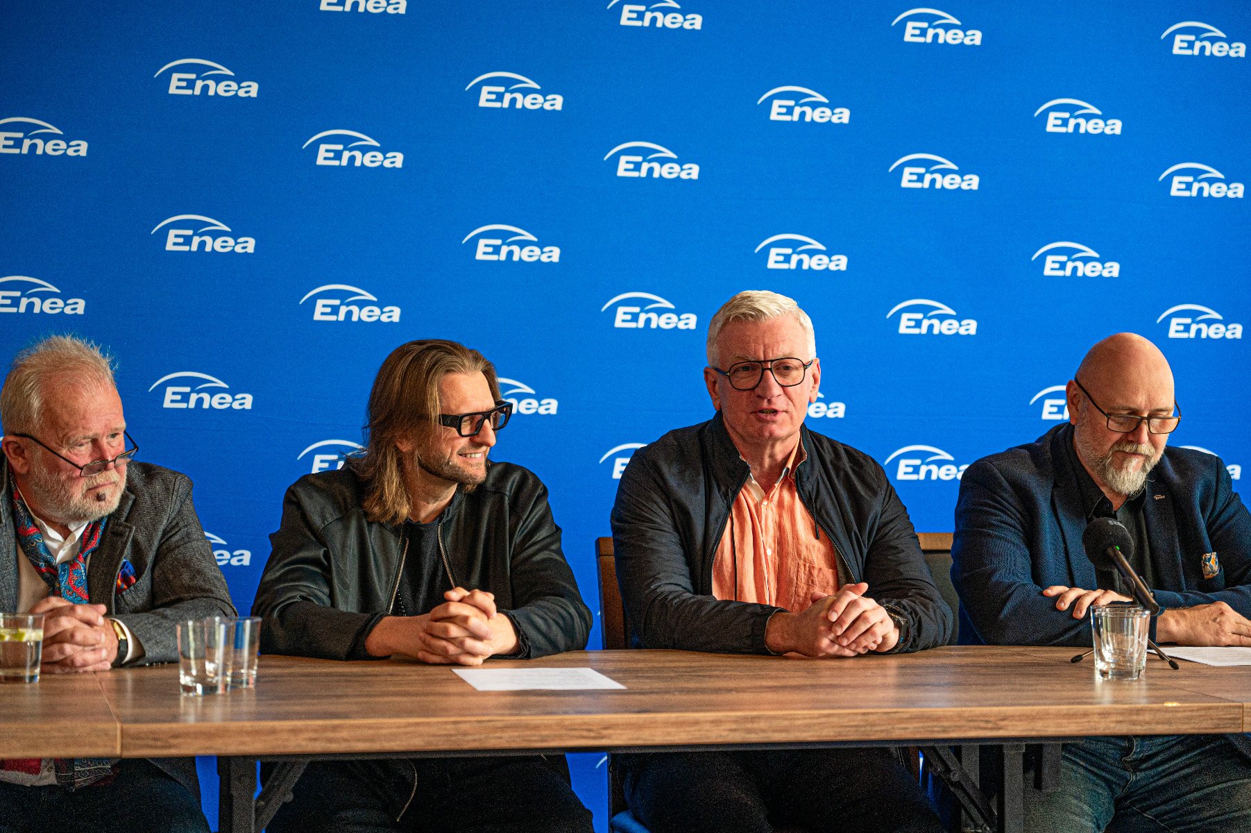 Zdjęcie z konferencji prasowej Enter Enea Festival. Pośrodku siedzą: Leszek Możdźer - dyrektor artystyczny oraz Jacek Jaśkowiak - prezydent Poznania - grafika artykułu