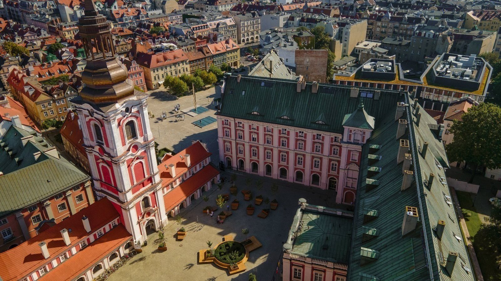Zdjęcie przedstawia urząd miasta i sąsiednie budynki z lotu ptaka.