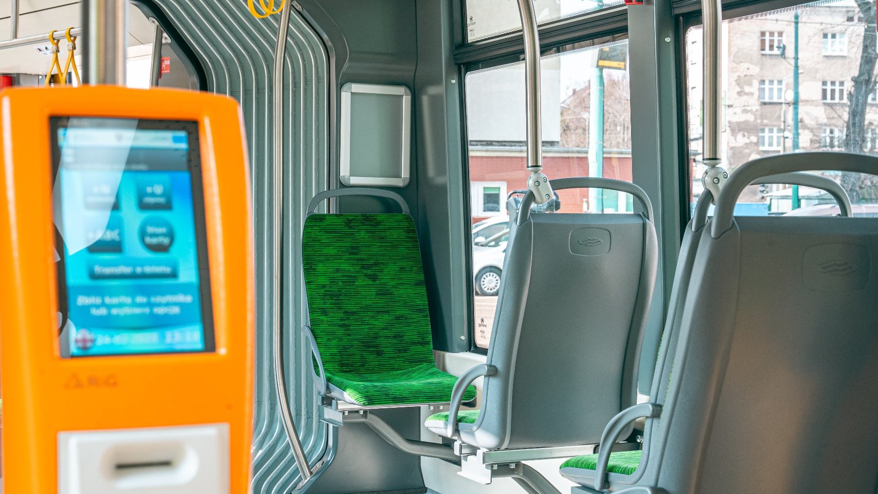 Na zdjeciu wnętrze tramwaju, na pierwszym planie kasownik