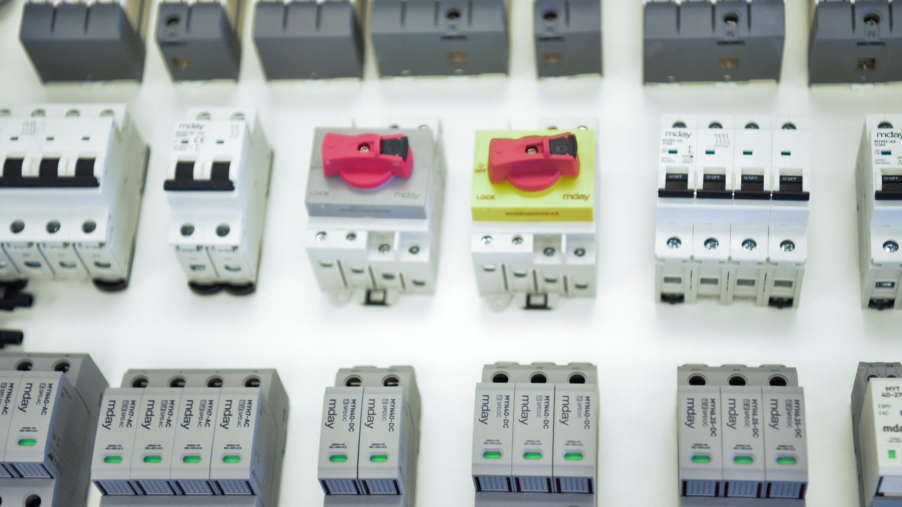 Na zdjęciu zestaw małych urządzeń elektrycznych