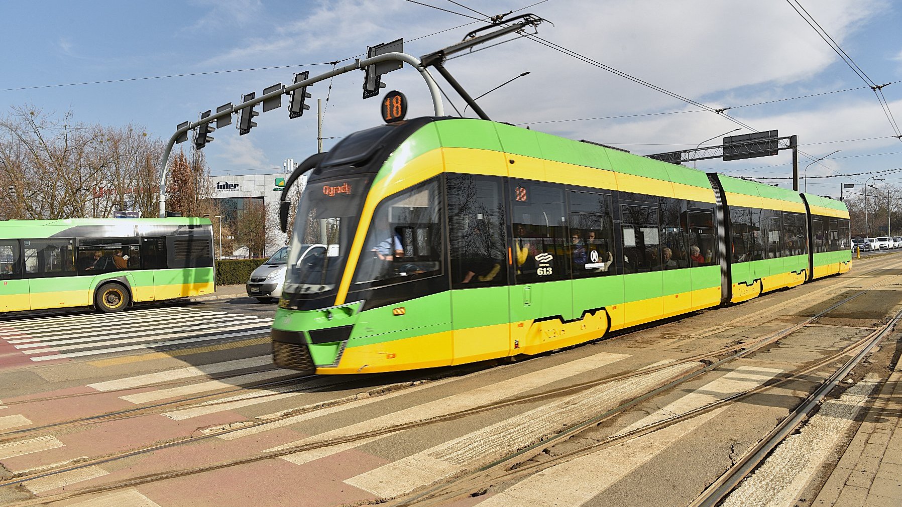 Tramwaj przy węźlie AWF