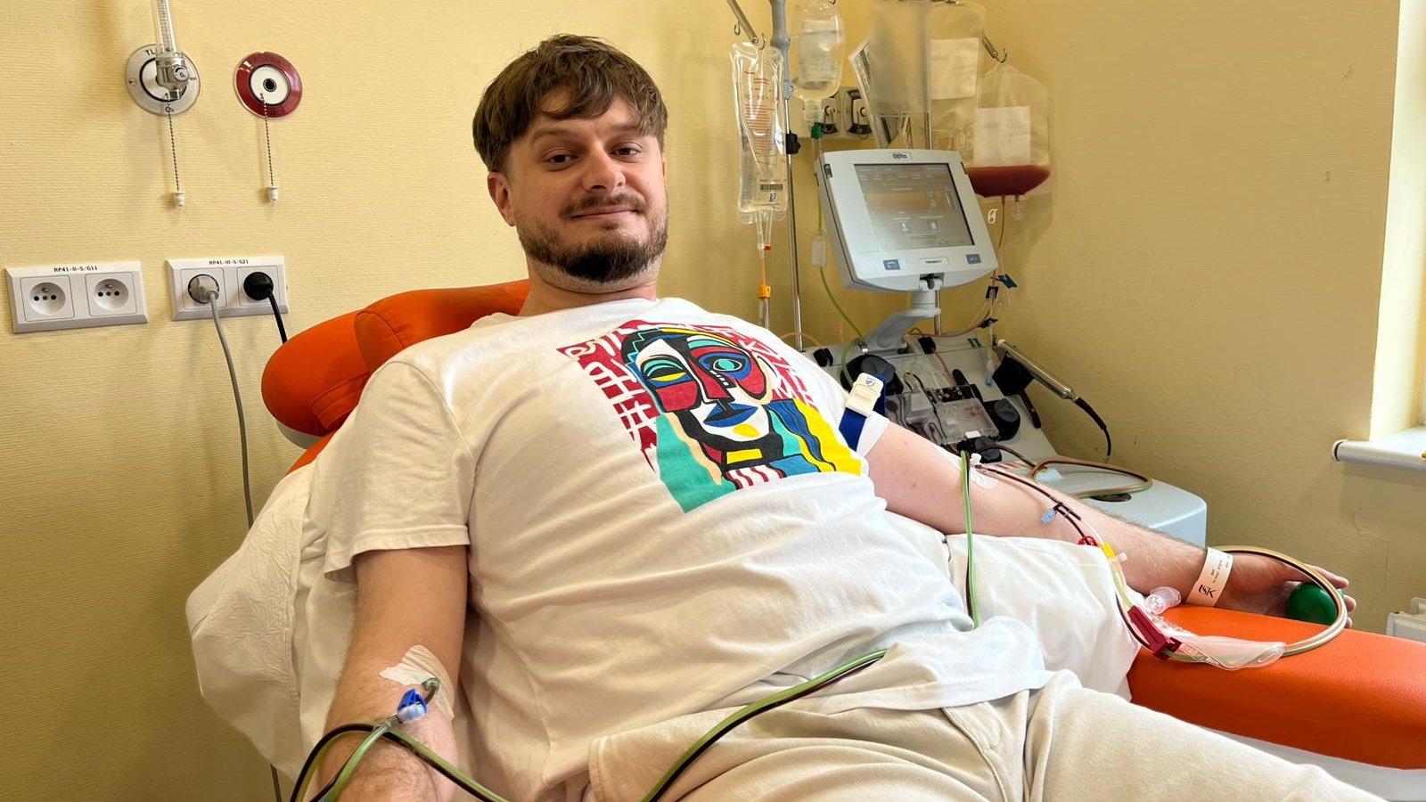 Na zdjęciu mężczyzna oddający szpik