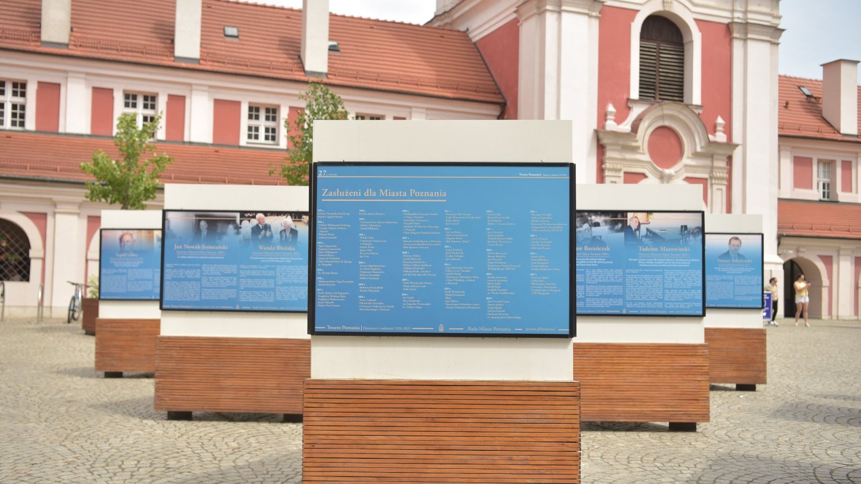 Zdjęcie przedstawia wystawę prezentową na dziedzińcu urzędu.