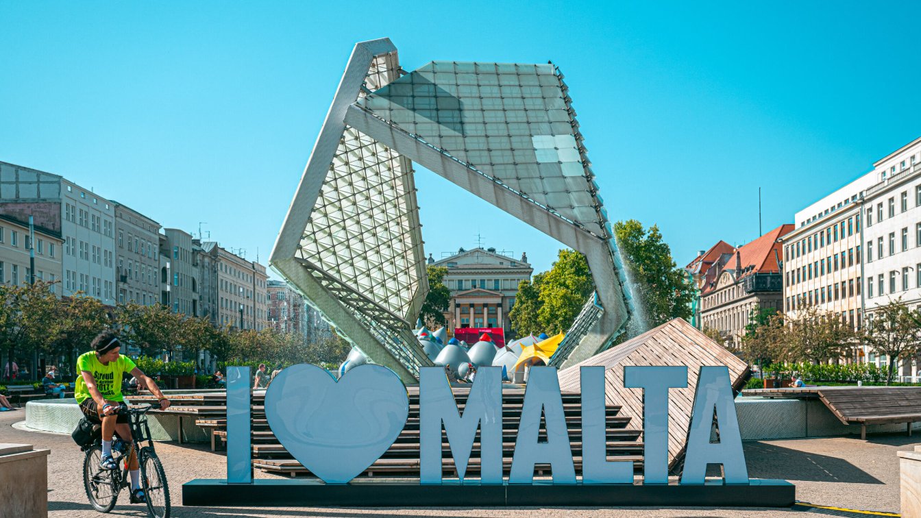 Na zdjęciu fontanna na placu Wolności, przed nią napis: I love Malta