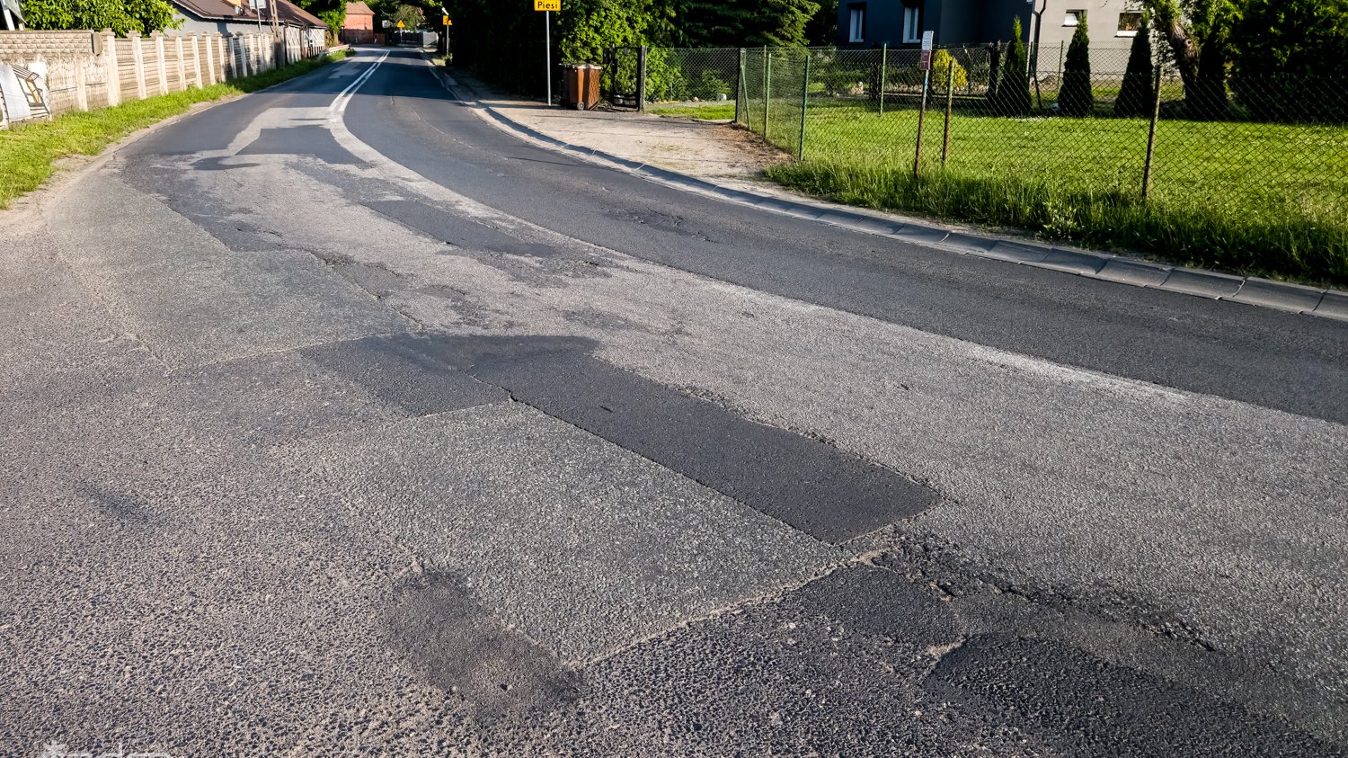 Zniszczona nawierzchnia ul. Radojewo