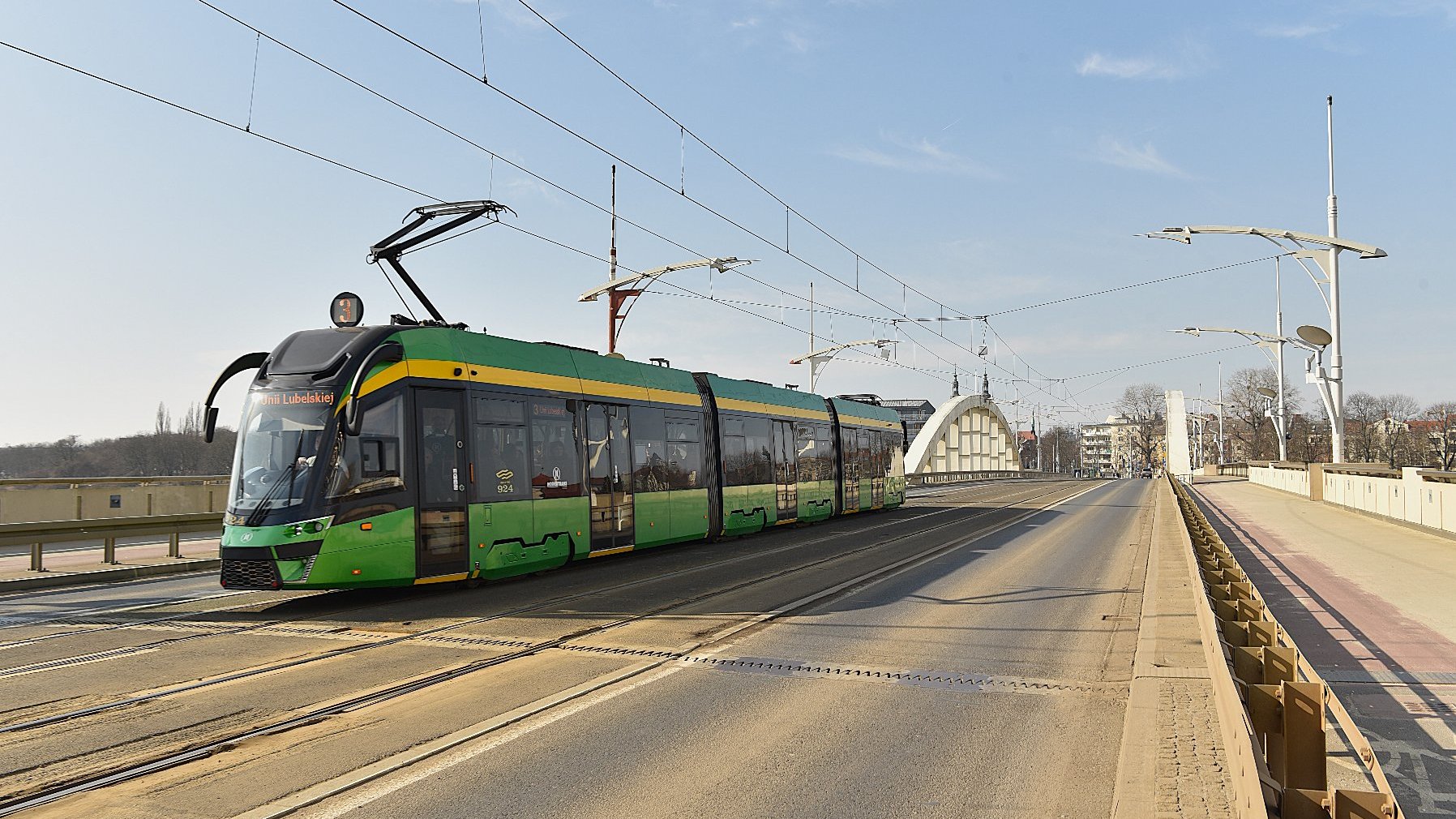 Tramwaj jadący od mostu św. Rocha w stronę ul. Piotrowo