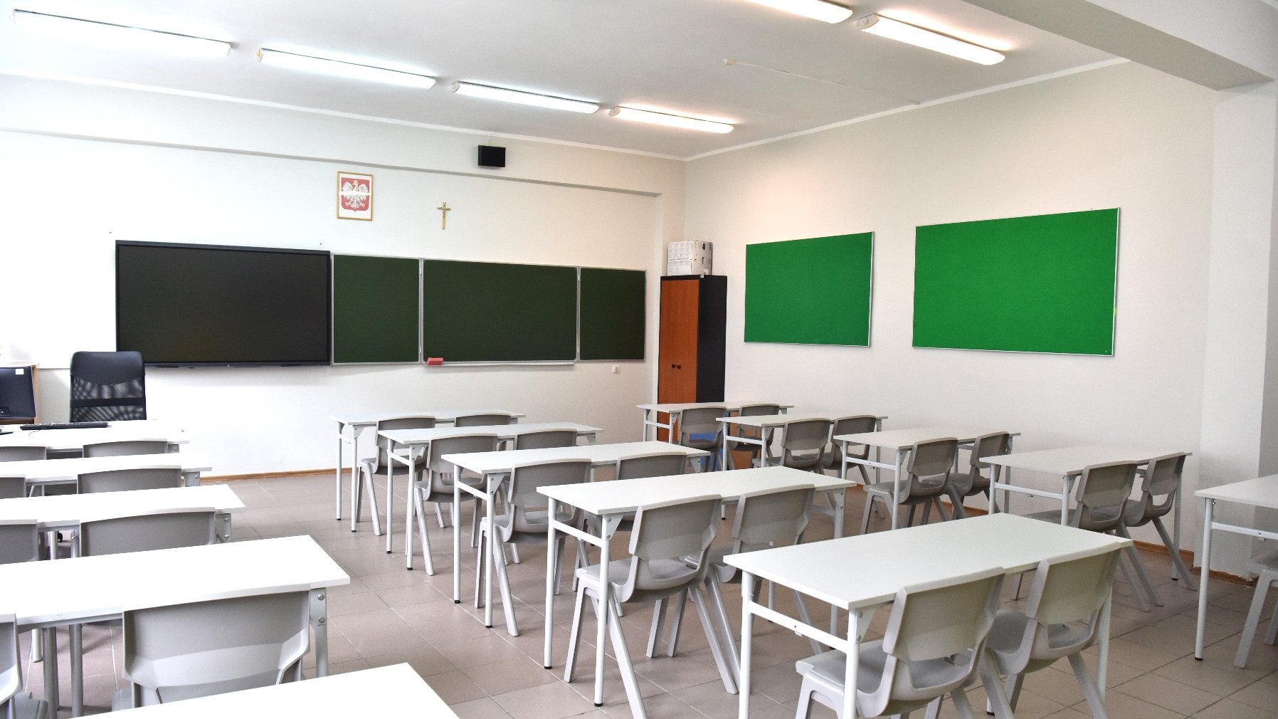 Na zdjęciu sala lekcyjna, widać ławki i tablicę