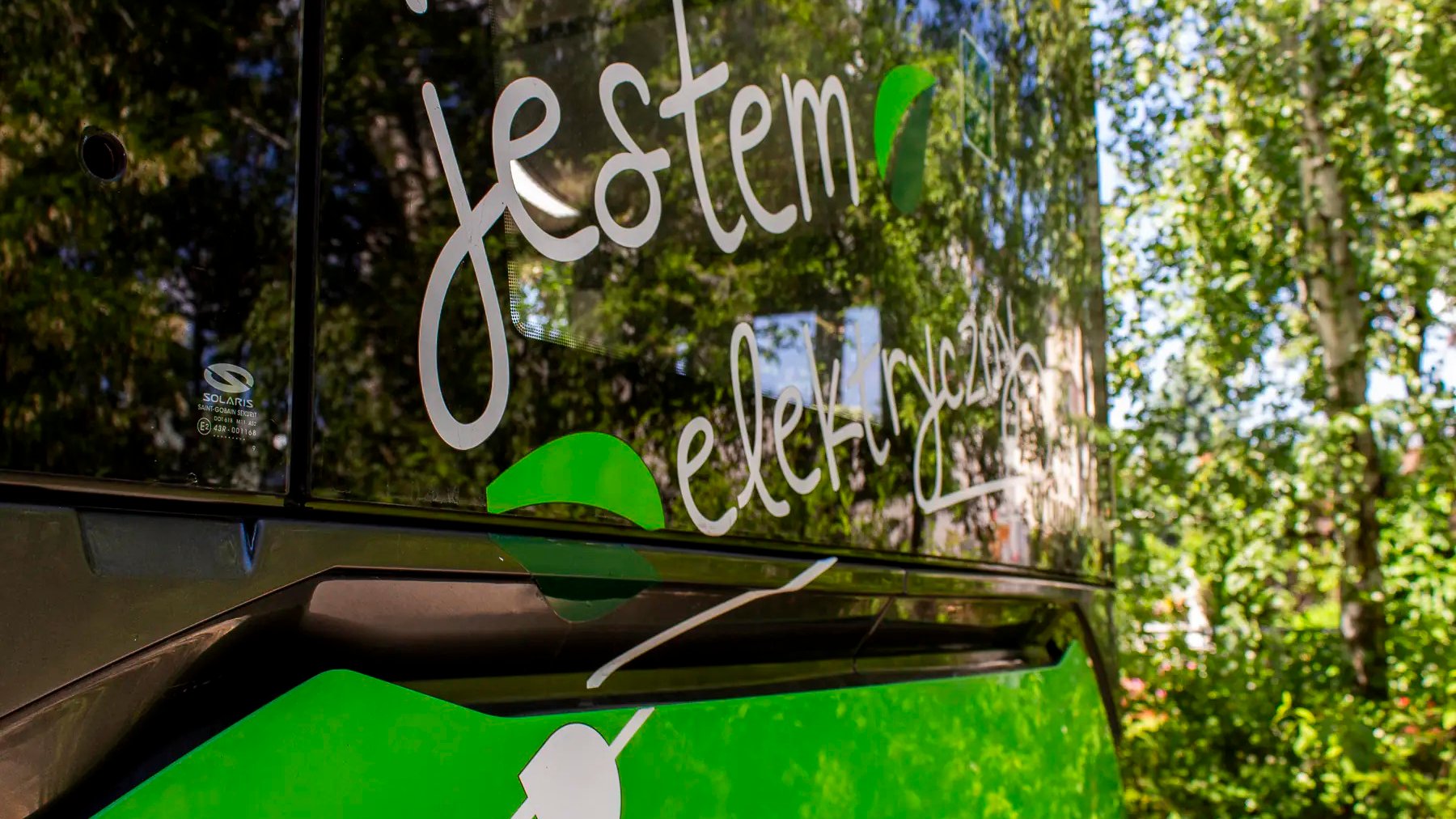 Napis na autobusie "Jestem elektryczny"