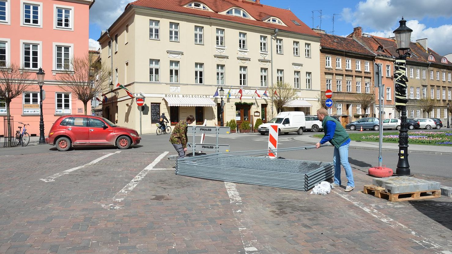 Archeolodzy kopią na placu Kolegiackim