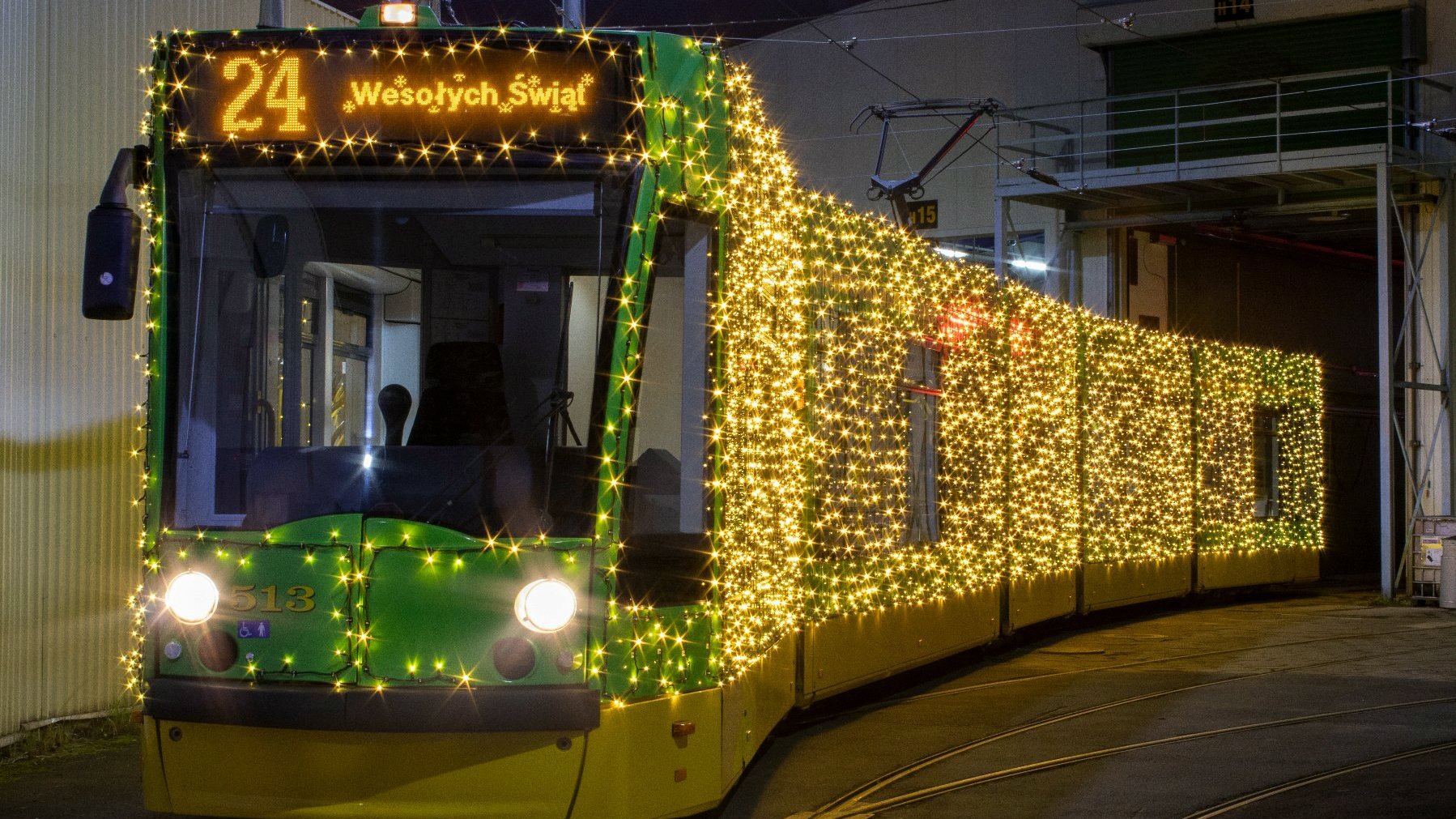 Rozświetlony tysiącami lampek tramwaj