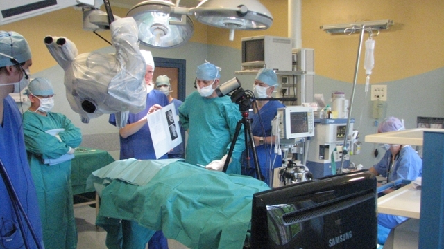 PCSS już wcześniej transmitowało operację online - m.in. z Kliniki Otolaryngologii i Onkologii Laryngologicznej Uniwersytetu Medycznego w Poznaniu/fot. PCSS
