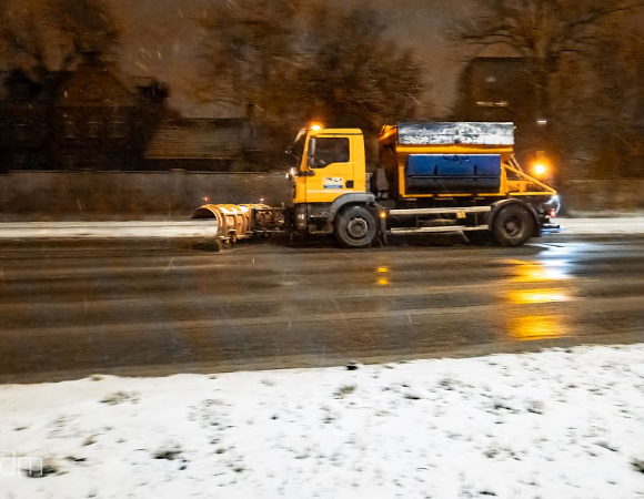 Pługopiaskarka na ulicy