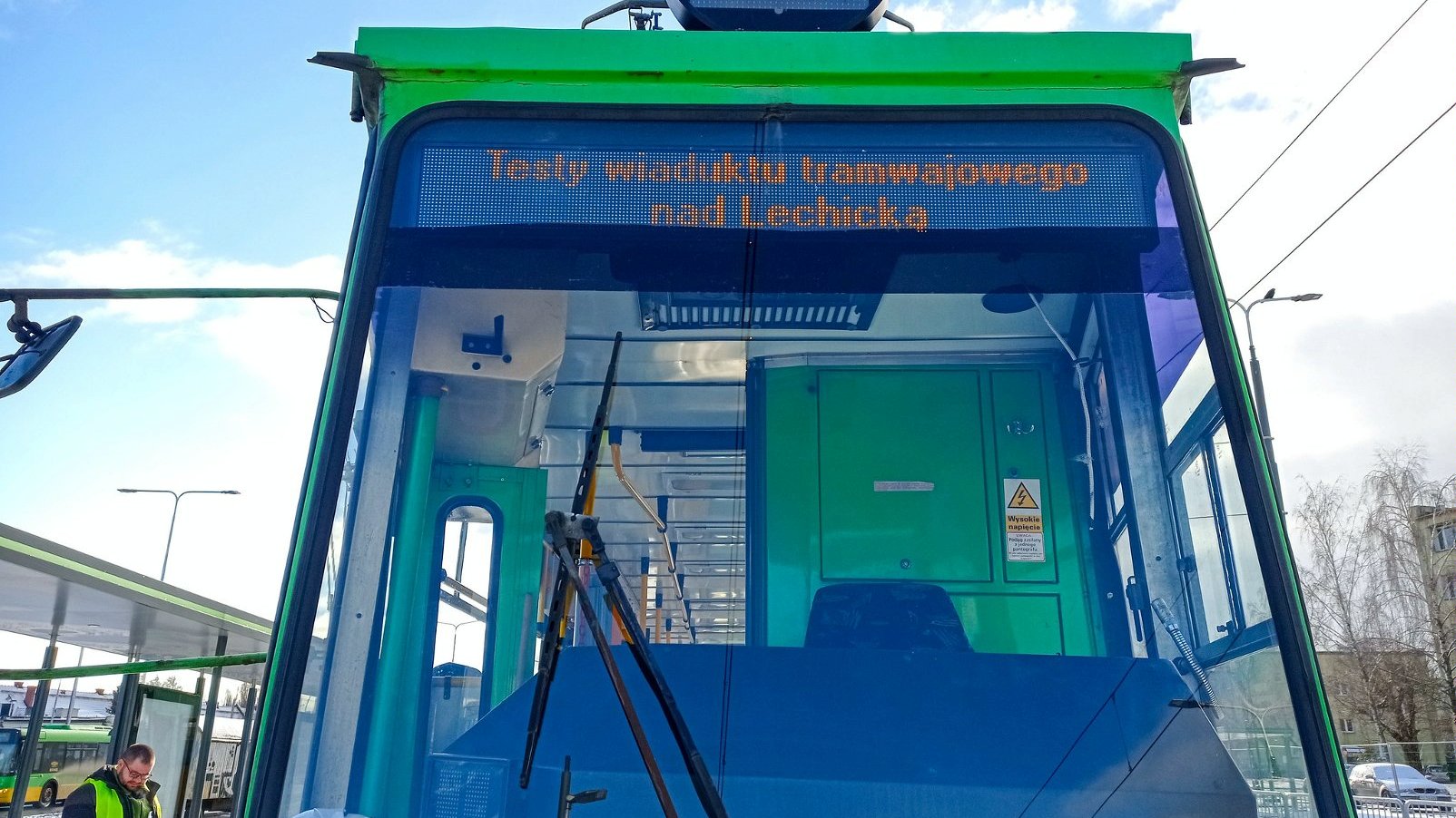Zbliżenie na czoło tramwaju, na tablicy napis: próby wiaduktu tramwajowego nad Lechicką