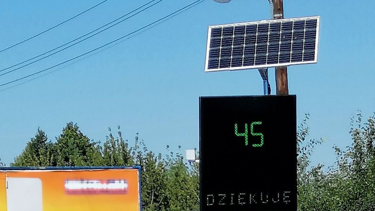 Przy ul. Malwowej i Złotowskiej w rejonie szkół zamontowane zostały elektroniczne tablice mierzące prędkość nadjeżdżających pojazdów - grafika artykułu