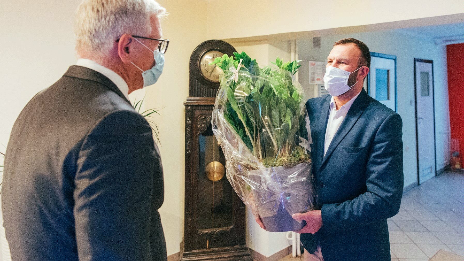 Na zdjęciu Jacek Jaśkowiak, prezydent Poznania, przekazujący roślinę dyrektorowi DPS