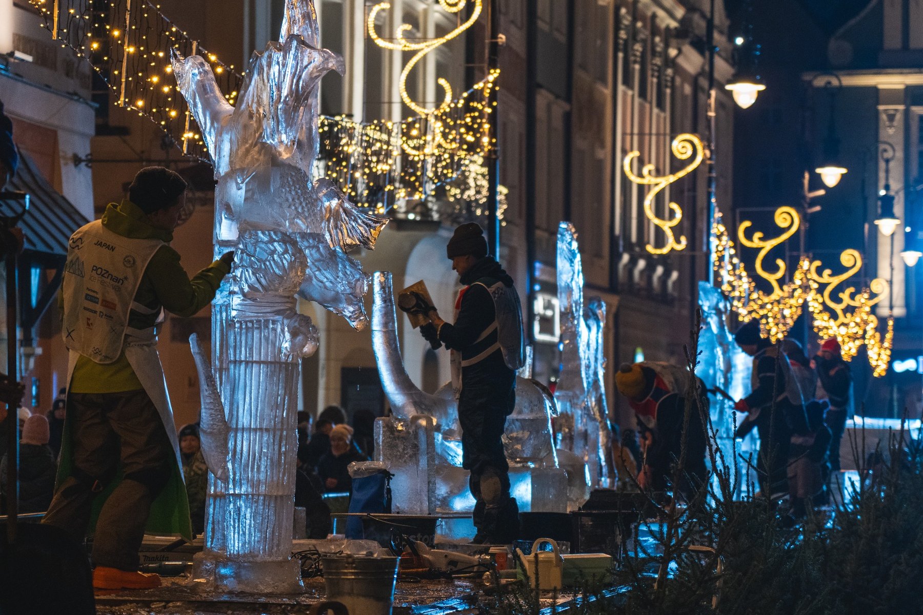 Rzeźbiarze rzeźbiący w lodzie
