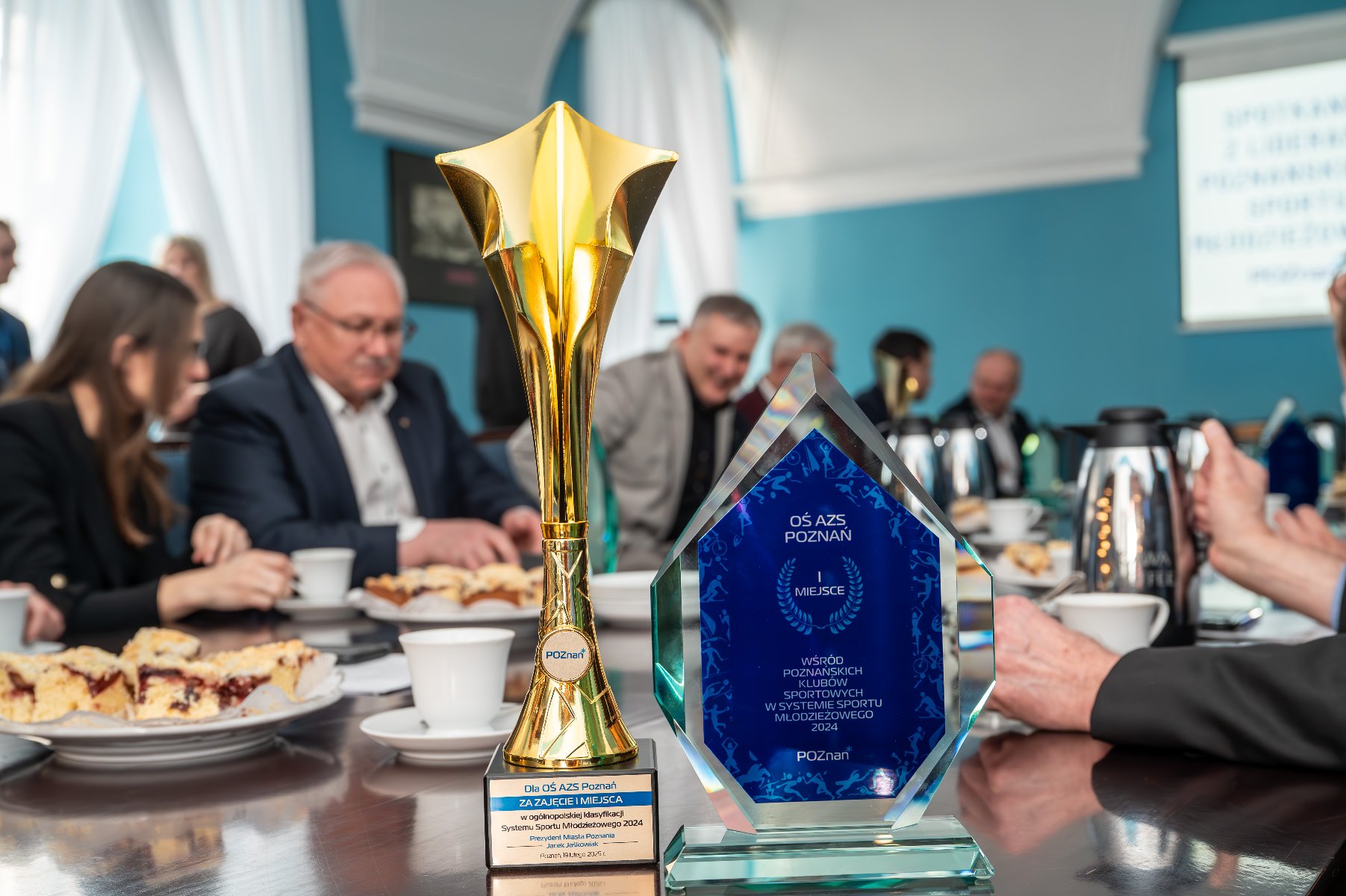 Dziesięć najlepszych poznańskich klubów otrzymało nagrody dla liderów sportu młodzieżowego Statuetki i puchary dla najlepszych poznańskich klubów szkolących młodzież