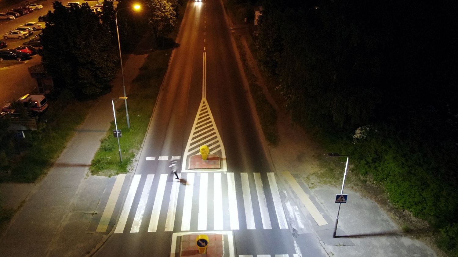 Na zdjęciu widok z góry na drogę oraz przejście dla pieszych podświetlone nocą
