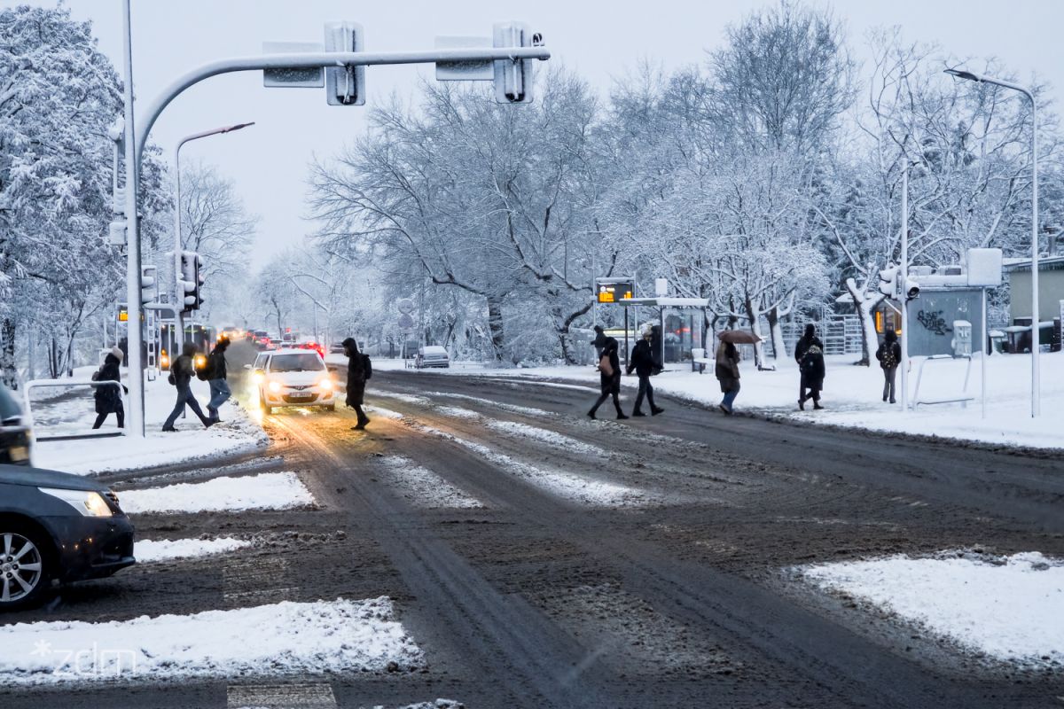 Ulica Szelągowska. Wokół widać śnieg