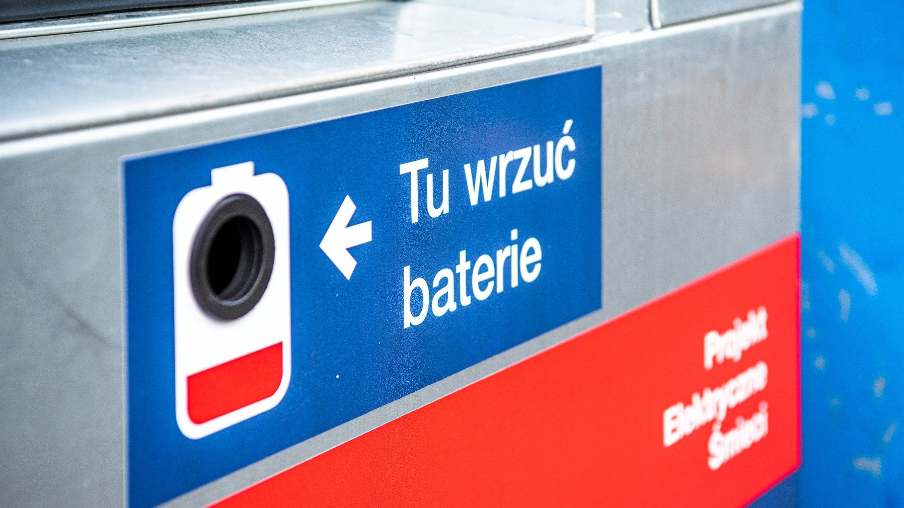 Galeria zdjęć przedstawiająca pojemnik na sprzęt elektroniczny z różnych stron. Pojamnik jest szaro-niebieski z czerwonym paskiem.