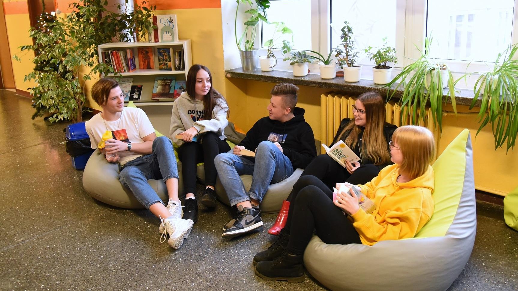 W ramach Funduszu Samorządów Uczniowskich w 38 LO powstała strefa relaksu - grafika artykułu