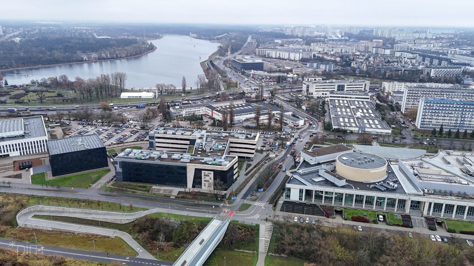 Widok na nową drogę rowerową od mostw Berdychowskich. W oddali widac jezioro Maltańskie