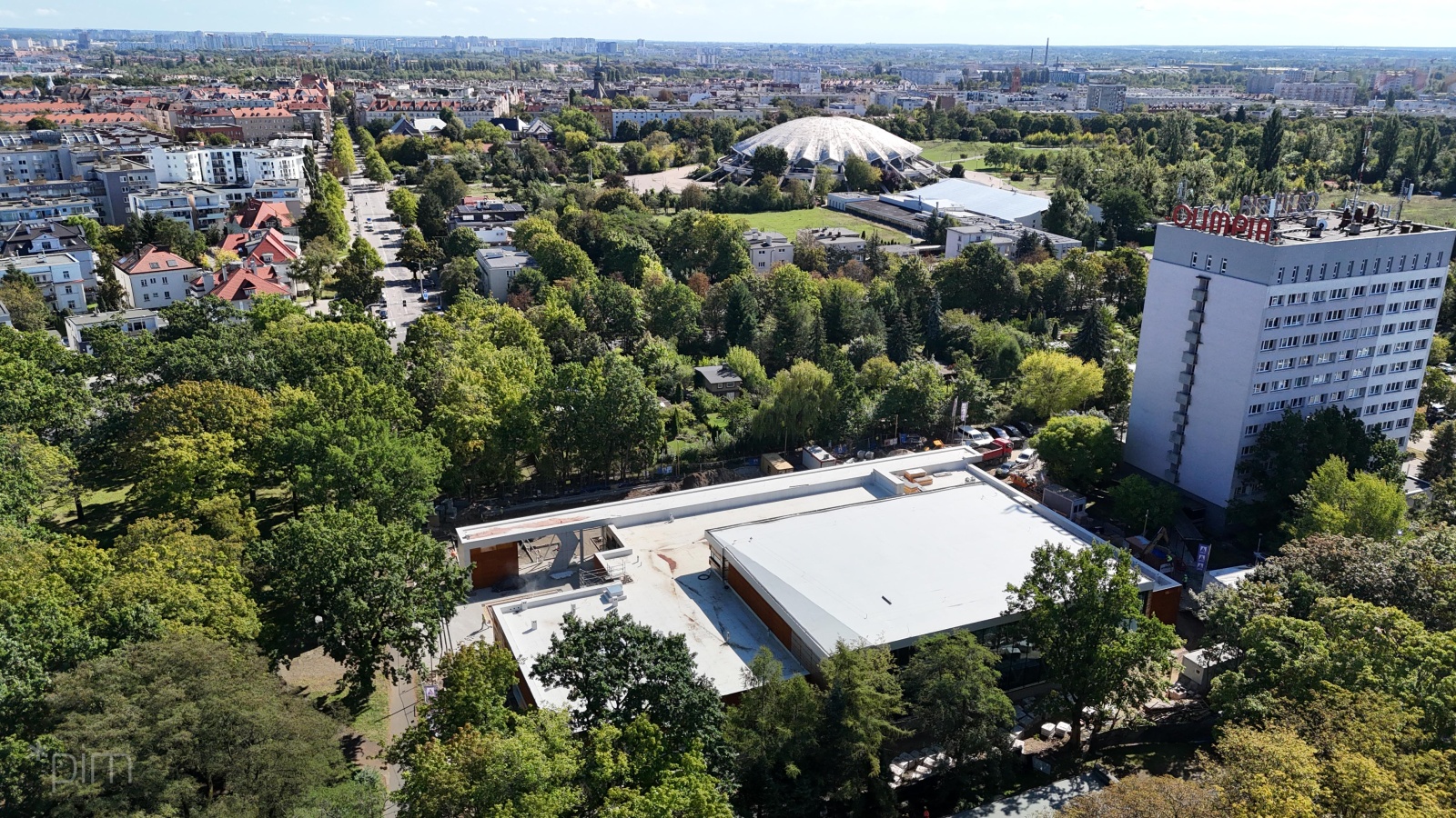 Trwają prace związane z wymianą nawierzchni ul. Wyspiańskiego na odcinku od ul. Reymonta do ul. Jarochowskiego Widok na ul. Wyspiańskiego, Arenę i budowaną pływalnię przy ul. Taborowej