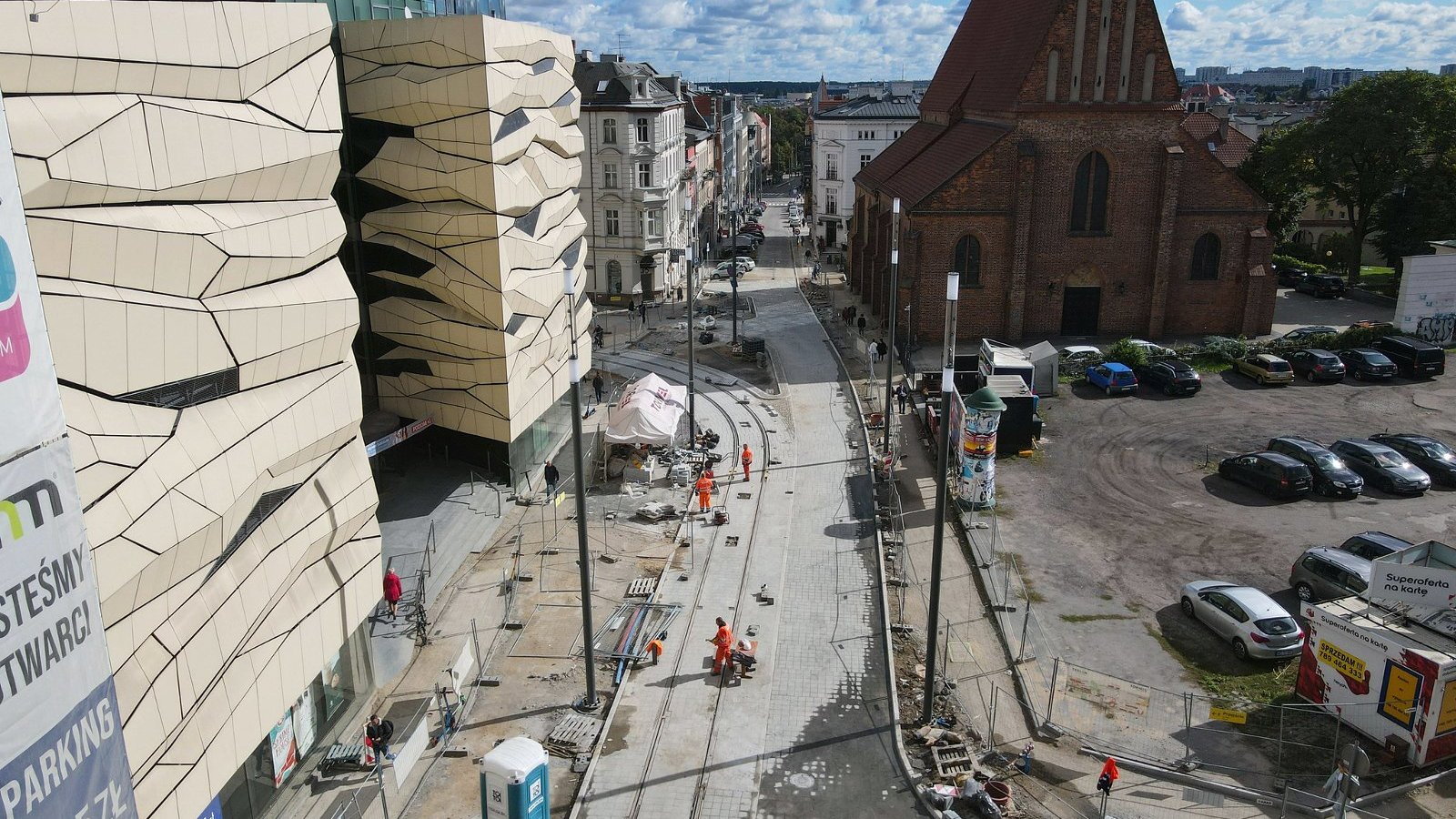 Galeria zdjęć przedstawia roboty budowlane w centrum Poznania widziane z lotu ptaka.