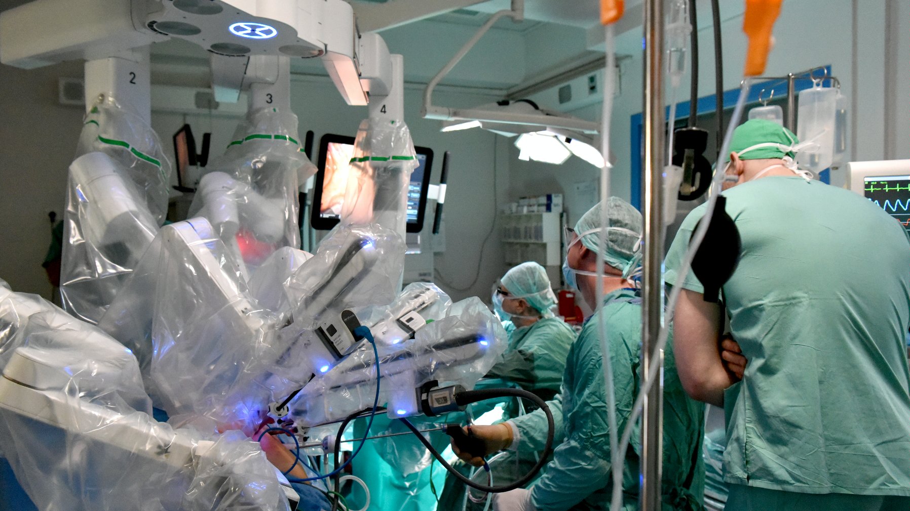 Na zdjęciu sala operacyjna, widać lekarzy i robota da Vinci
