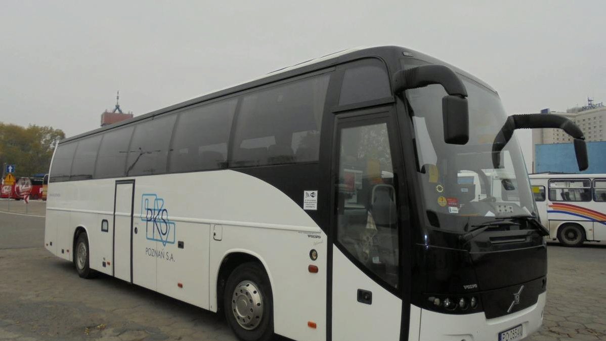 Zdjęcie - autobus spółki PKS S.A, stojący na placu - grafika artykułu