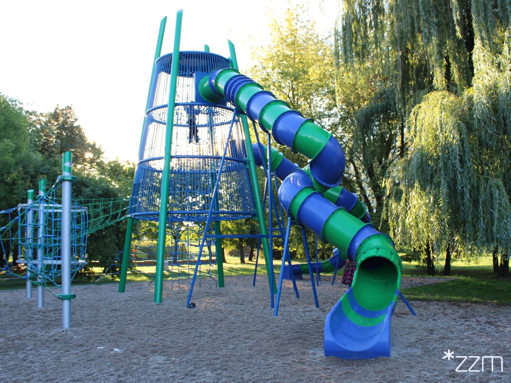 "Spektakulany plac zabaw" w Parku Kasserna powstał w ramach Poznańskiego Budżetu Obywatelskiego/ fot. ZZM Zdjęcie przedstawia